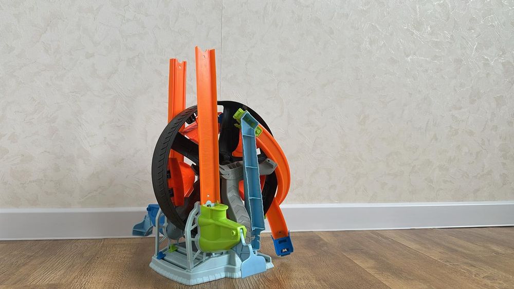 Продам Hot wheels треки+автовоз+дорожки
