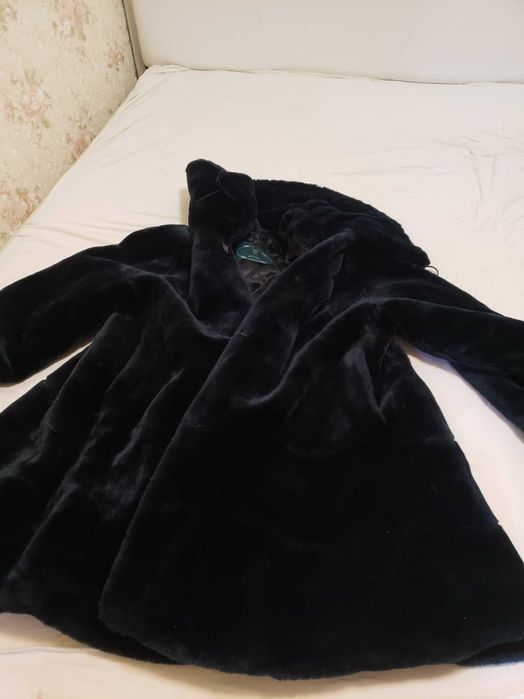 Haina de blana artificiala de culoare neagra