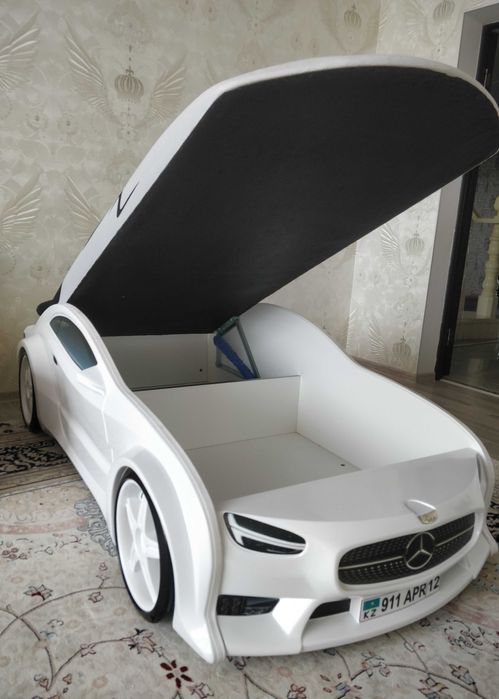 Детская кровать машина