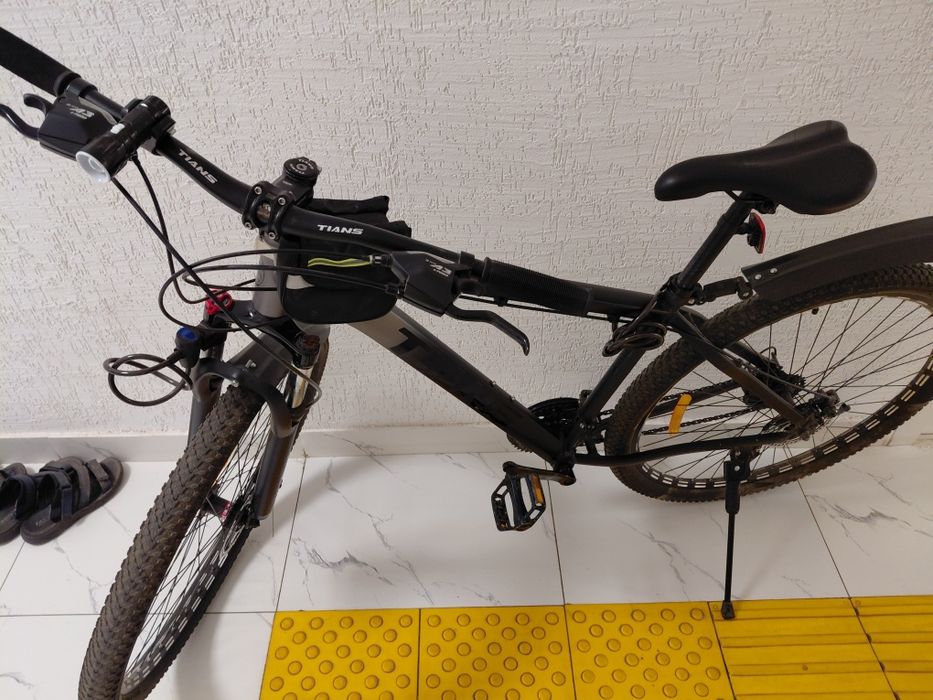 Велосипед черно серого окраса Tians