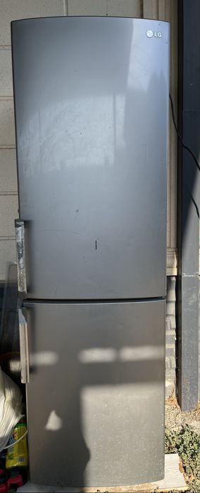Продается-Холодильник LG.
