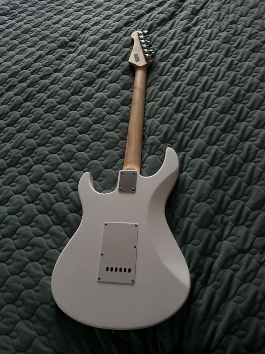 Электрогитара YAMAHA PACIFICA 012WH