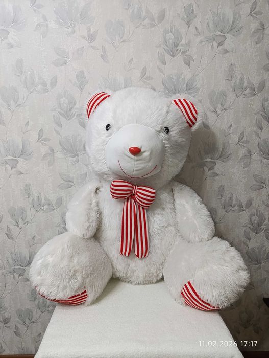 Мягкая игрушка большого размера- медведь.