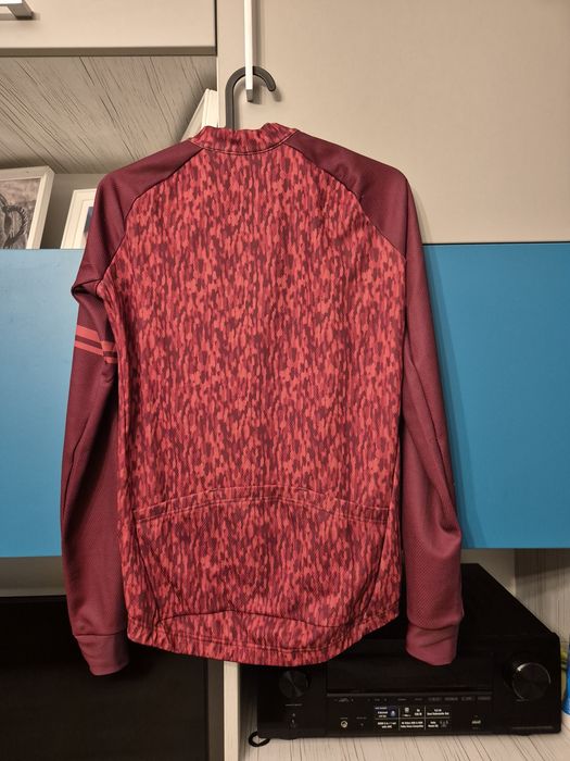 Jacheta hanorac bluza dama ciclism AGU noua cu etichetă masura XS
Un f