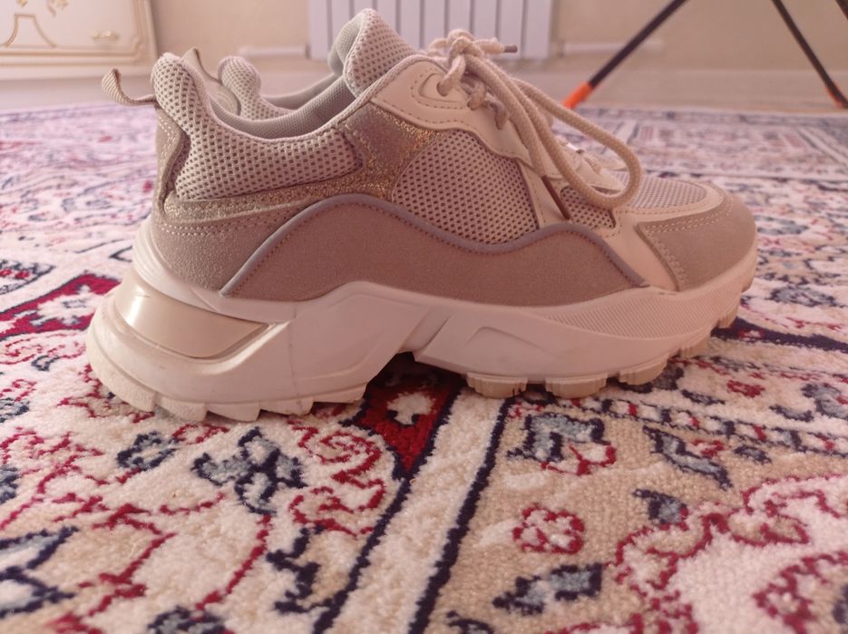 Продам женский кроссовки