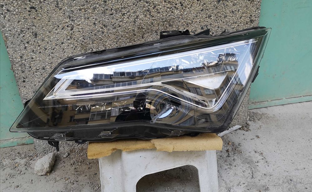 Оригинален фар за Сеат Леон  Seat Leon Led