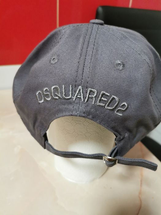 Șapcă dsquared2 nouă, nefolosită, cu etichetă. Pozele sunt reale.