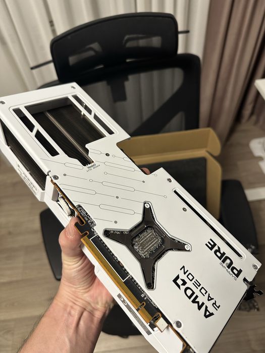 Placa video SAPPHIRE Pure AMD RADEON RX 9070 XT garantie 35 luni