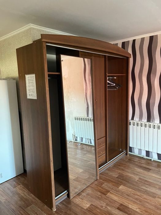 Продам шкаф плательный
