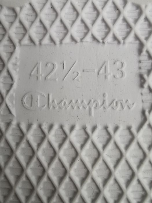 Бели мъжки чехли