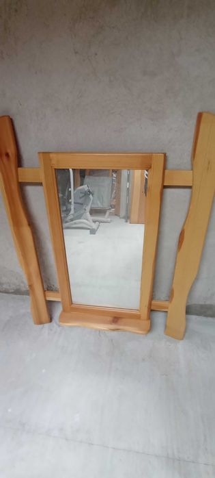 Огледало с дървена рамка и поставка
