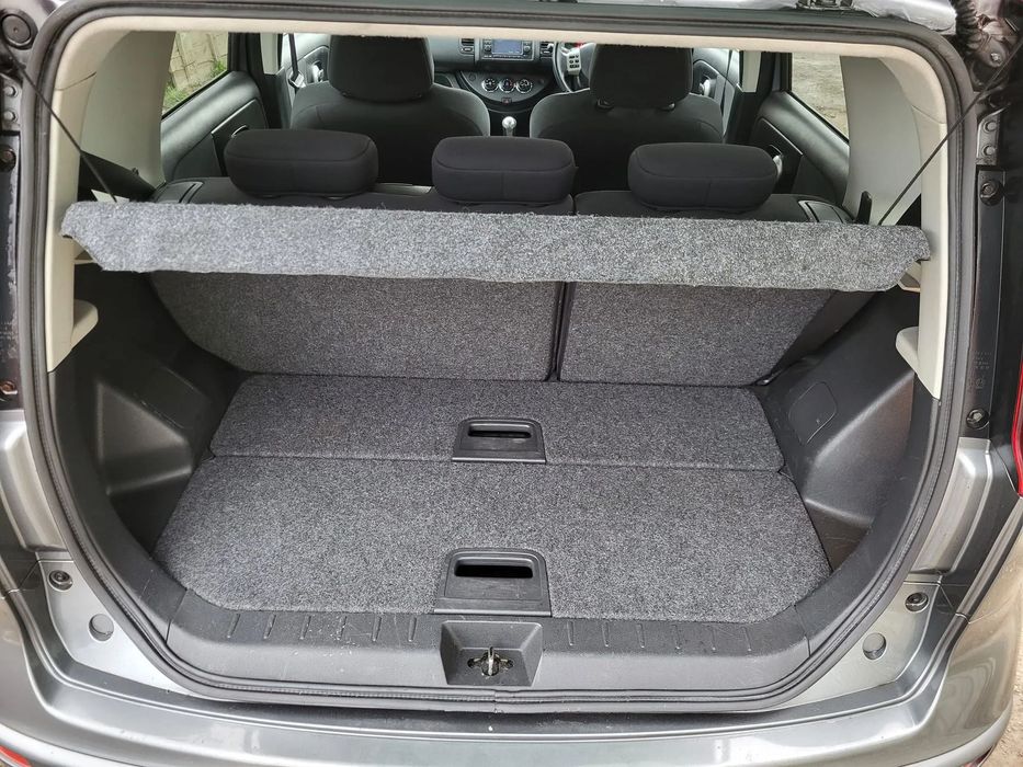 Dezmembram Nissan Note 2011 Aripa stanga/Capota/Usa stanga fata/ Usa dreapta spate