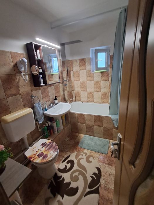 3 camere ultracentral ,2 băi , 2balcoane-lângă piață