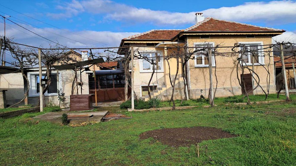 Къща с голям двор с.Ветрен от собственик