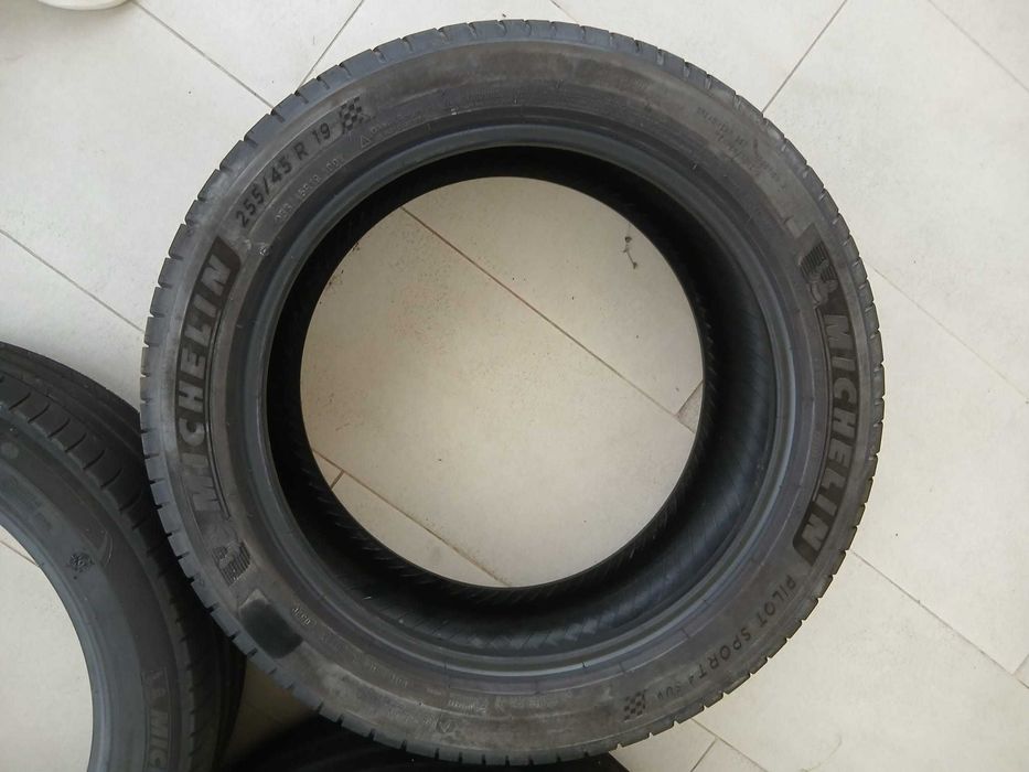 Set anvelope 2x MICHELIN 255/45 R19 vara PILOT SPORT 4 SUV  cu 2x MICHELIN 245/45 R19 PRIMACY 3 vara