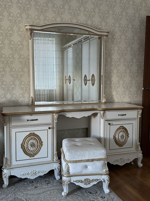 Продам комод с зеркалом Эмилия