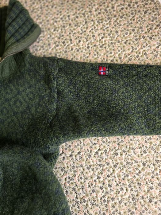 Вълнен пуловер DIVOLT