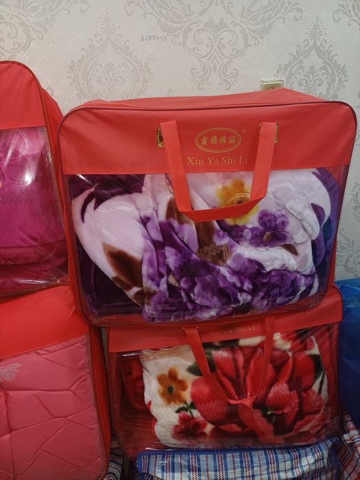 Одеяло,вещи,джинсы,носки,куртки