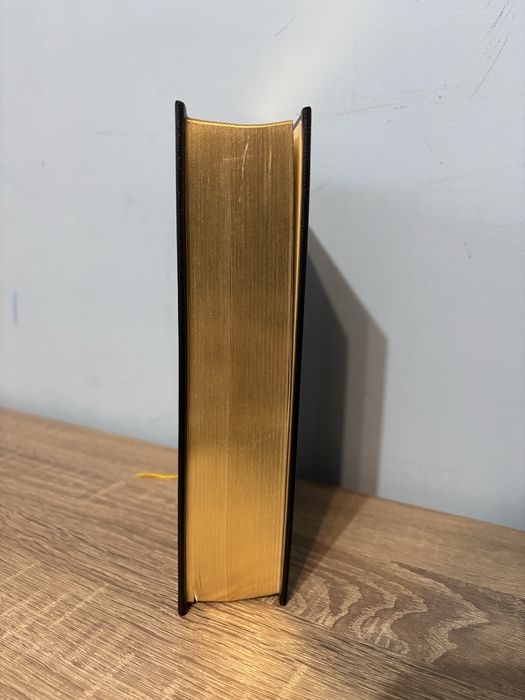 Библия твърди корици