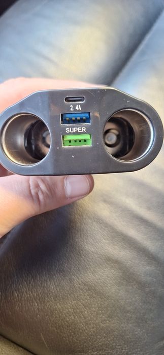 Încărcător de telefon auto