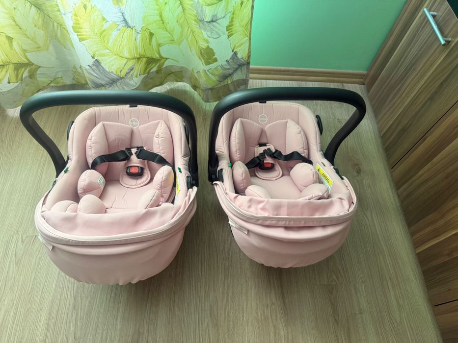 Продавам столчета за кола на Chipolino Pearl (40 - 87 см) розова пудра.