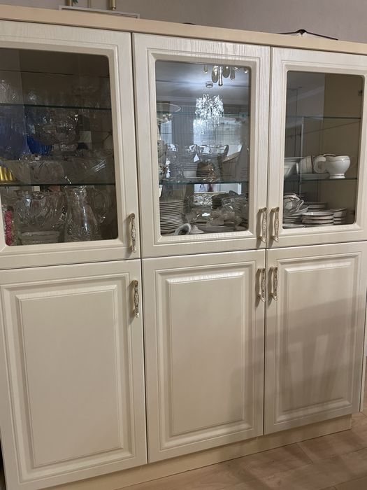 Продается сервант в хорошем состоянии.