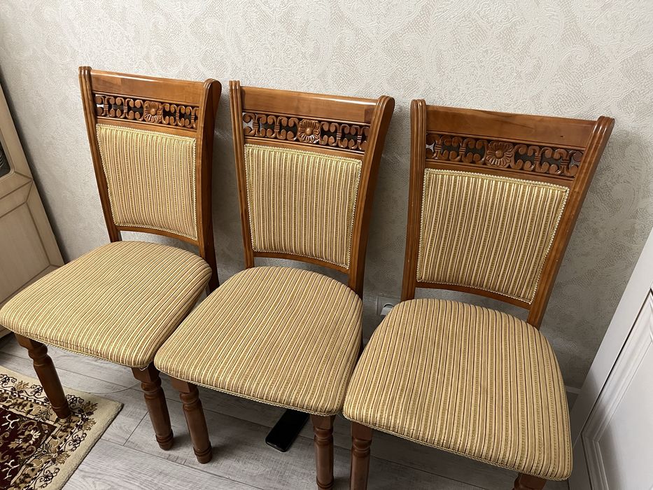 Стол со стульями для гостинной