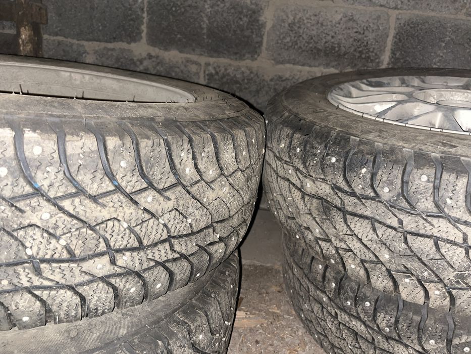 Продам зимние с дисками комплект 215/65 р16