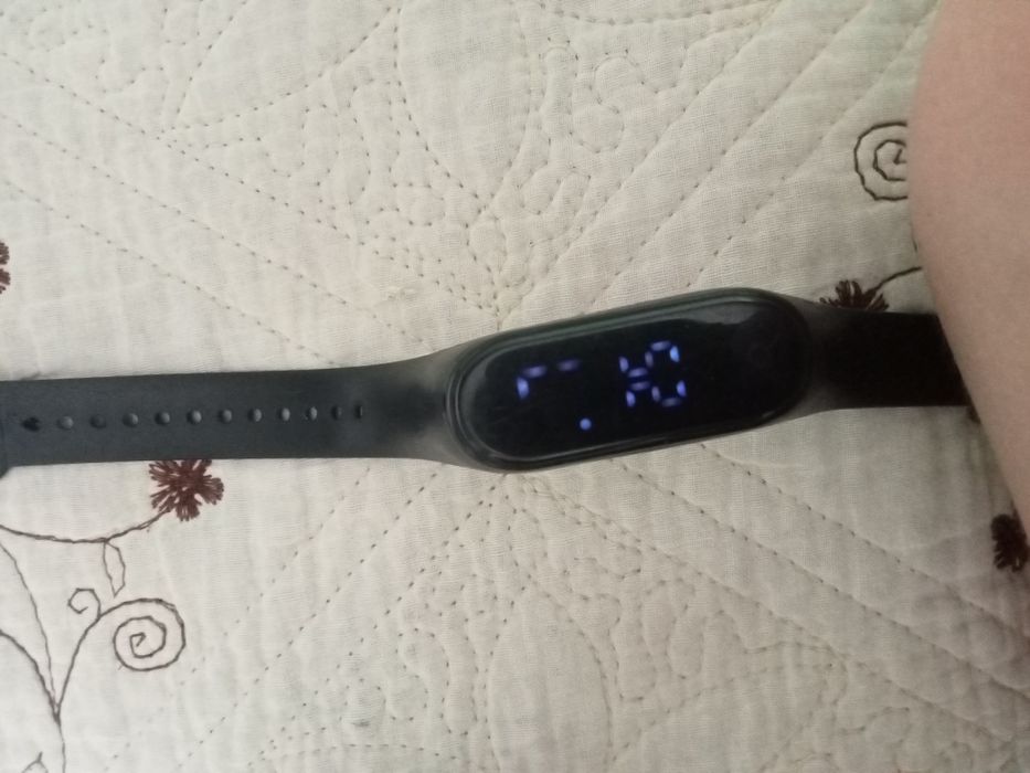 1000 тг часы не рабочий