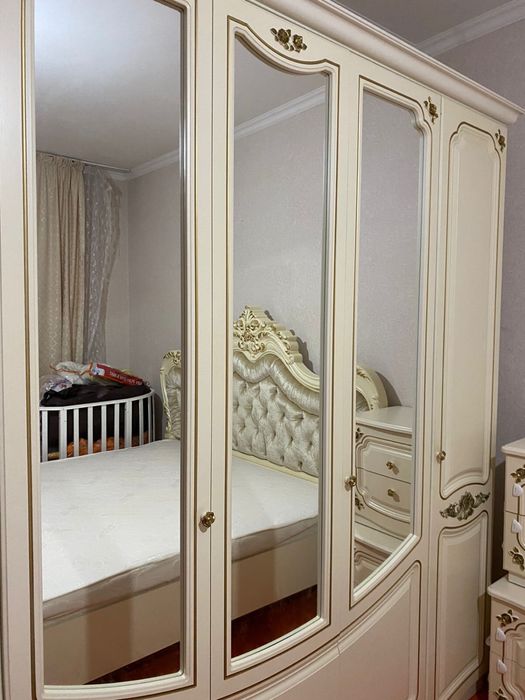 Спальный гарнитур королевский