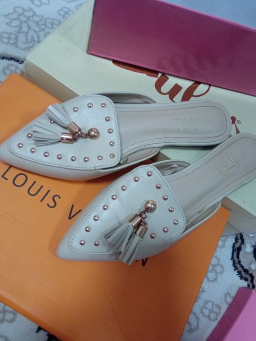 Женская обувь разная