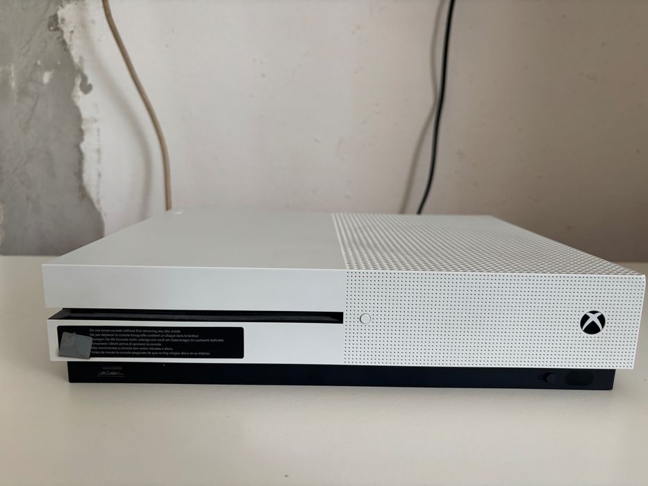 Vând Consolă Xbox one cu maneta