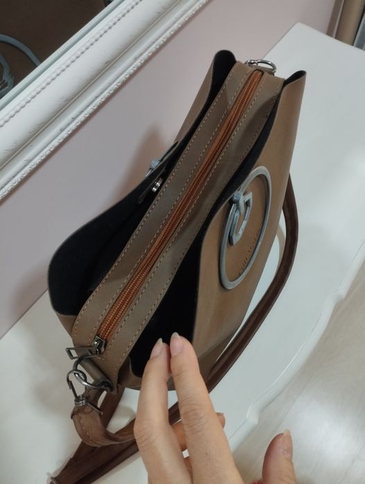 Красива дамска чанта от кожа