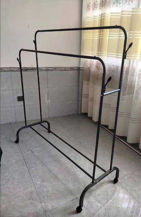 Напольная вешалка на колёсиках