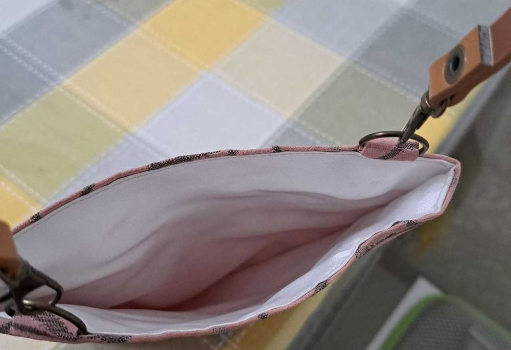 Сумочка-клатч или мини-портмоне с абстрактным розовым принтом. Новая.