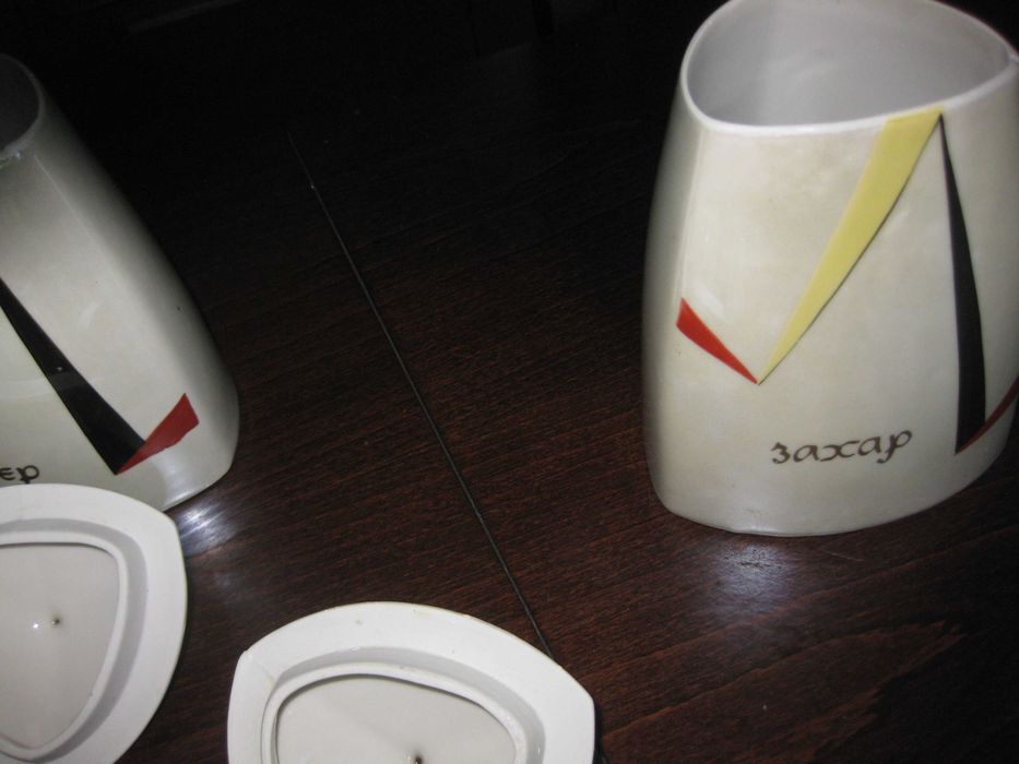 Не пълен  сервиз за подправки- СИП . Цена  78 лева Пращам по Еконт.