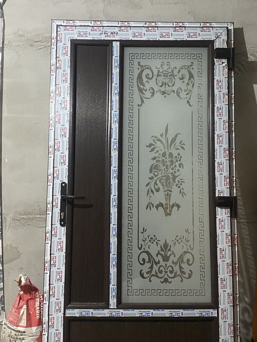 Ușa de culoarea maro inchis ,cu sticlă VITRALII