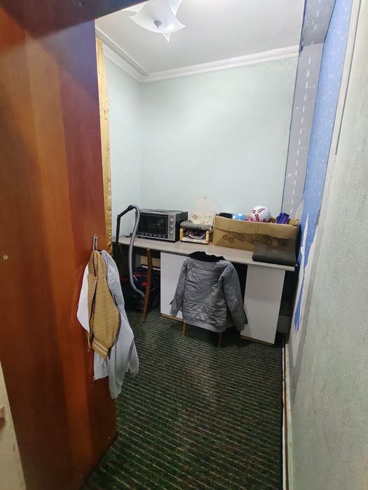 Чиланзар 15.  Продаю 1 комнатная 2 х 6 балкон.  Кирпич