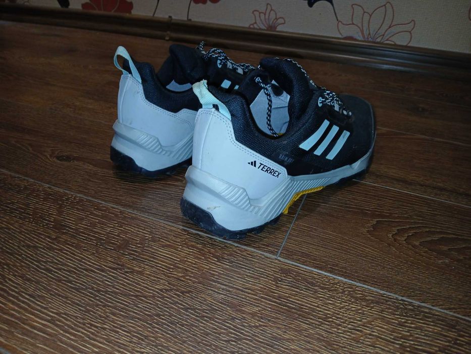 продавам маратонки adidas     N43  N44