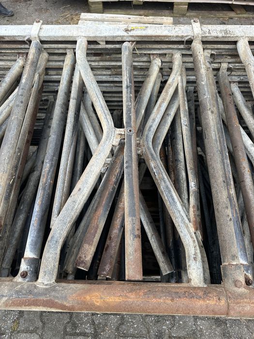 Fronturi furajare cu auto-blocare