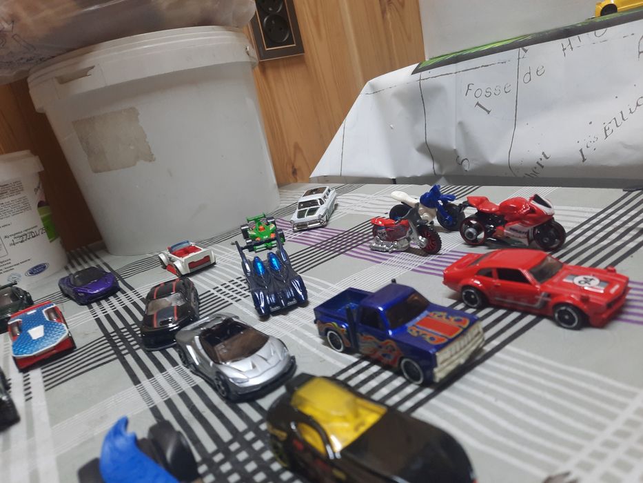 Машинки HOT Weels