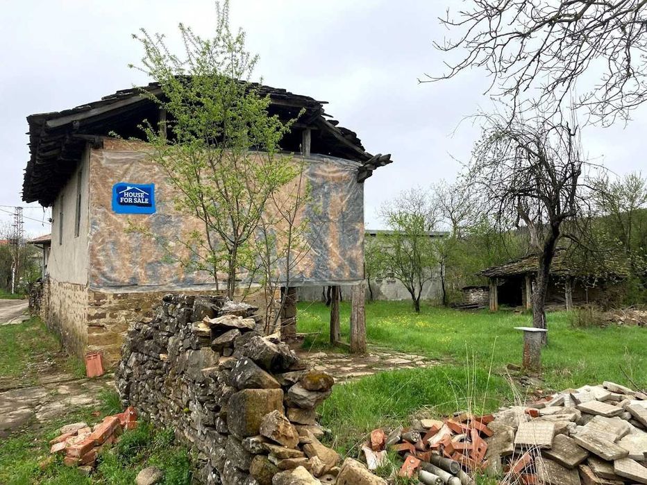 Продавам къща гредоред (80 кв.м) с плевня и 1 декар двор в с. Лесичарка