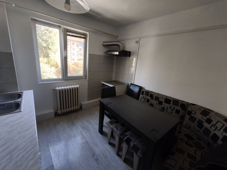 Vând apartament cu 3 camere în Govândari, Reșița – 69 mp, vedere spre Bârzava, zonă liniștită