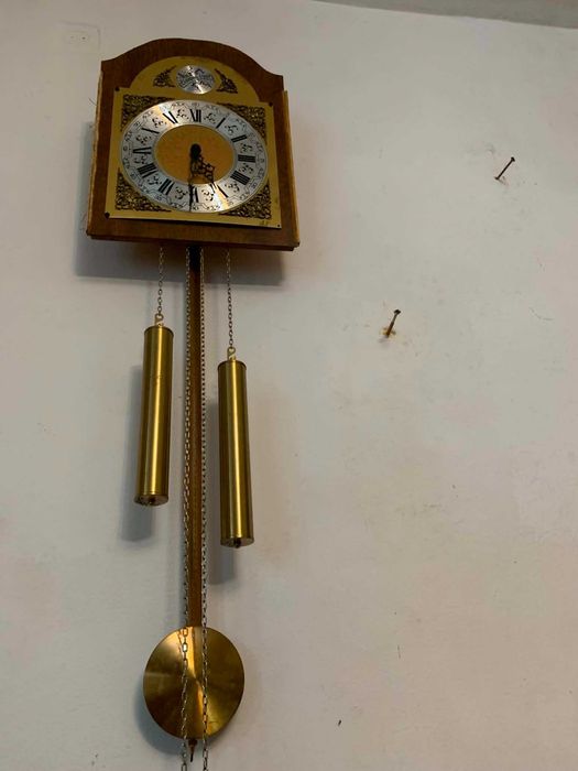 Ceas de perete cu pendula si doua greutati