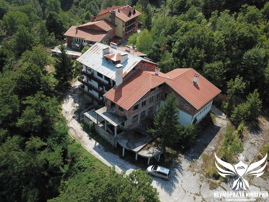 Продава се Хотел в с. Нареченски бани, Област Пловдив - 3557 кв.м за 155 €/кв.м - Снимка #1