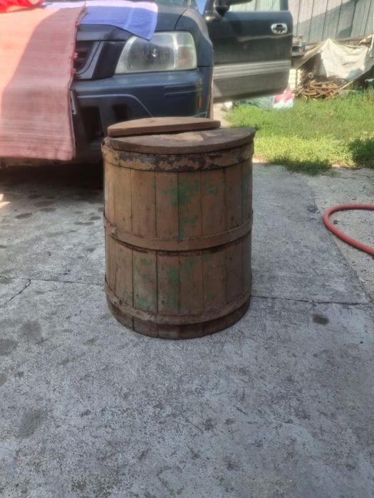 Продам бочку деревянную.