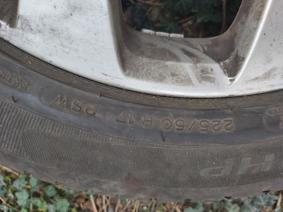 Jante Aliaj R17 echipate cu cauciucuri Michelin . Citroen