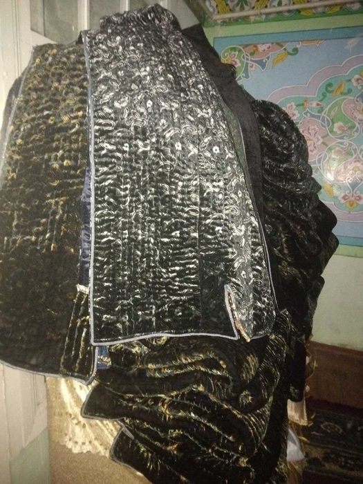 Sifatli va bejirim milliy to'nlar (choponlar) sotiladi