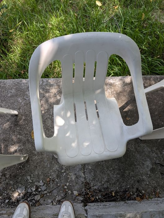 Scaune albe din plastic pentru grădină