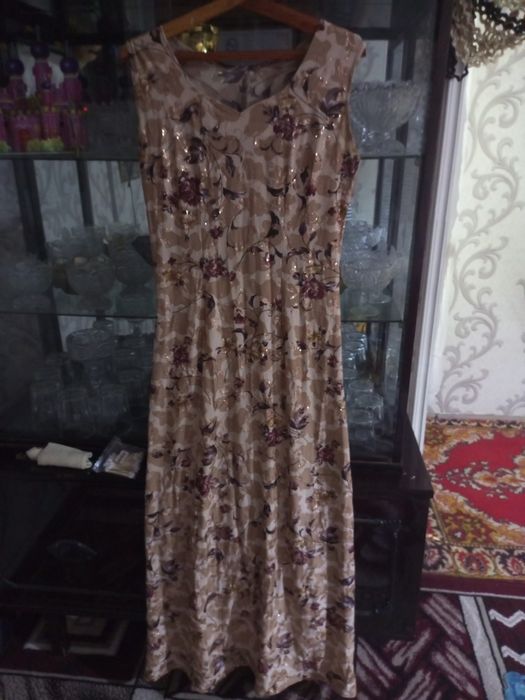 Женские вещи продаются.